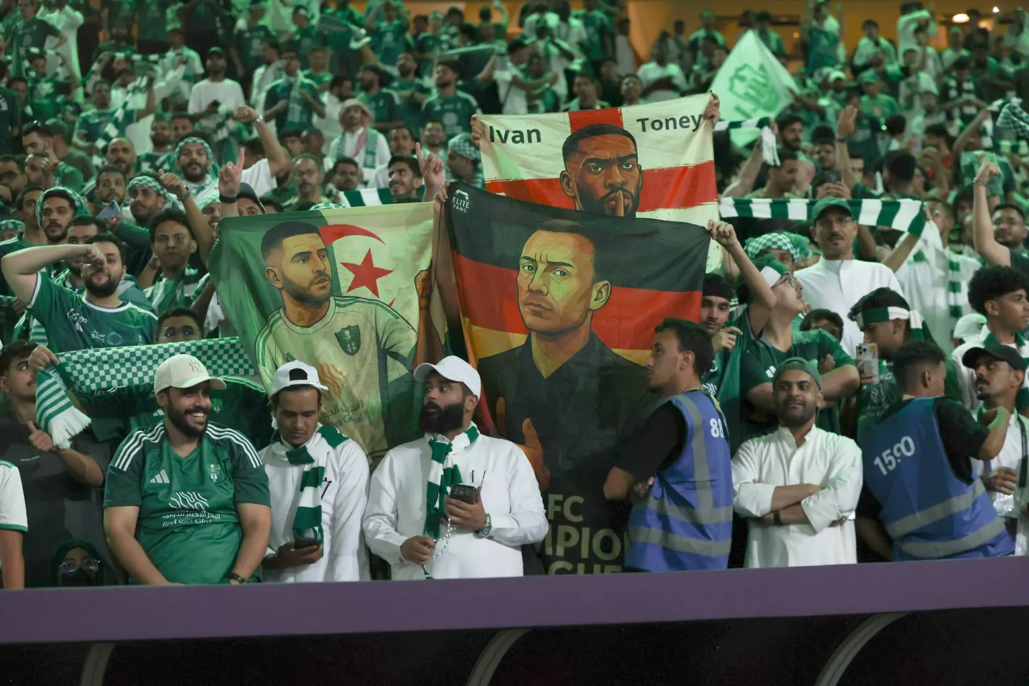 جماهير الأهلي التفت حول مدربها الألماني في مشهد قاد الفريق إلى منصة التتويج (تصوير: عدنان مهدلي)