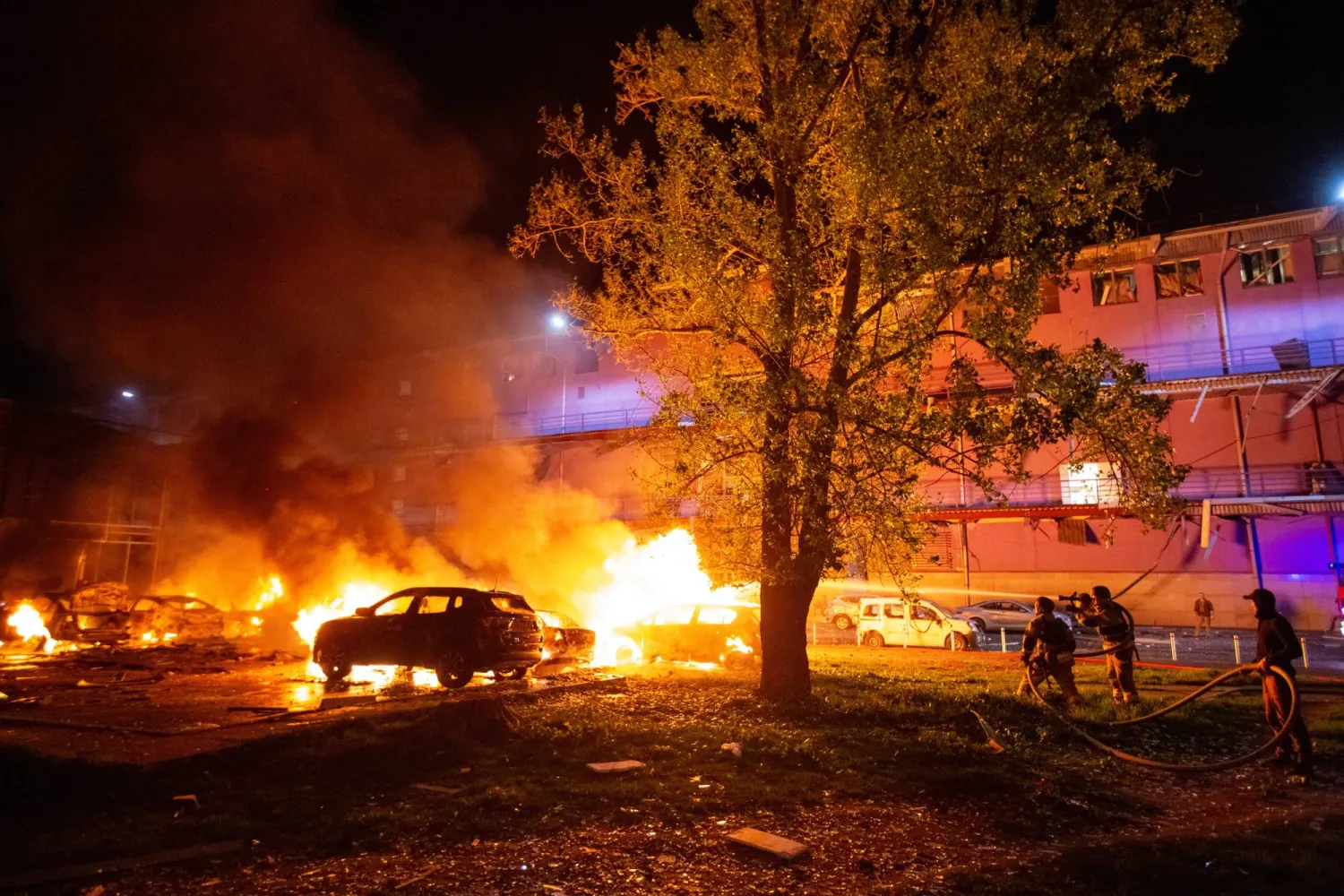 رجال الإطفاء يعملون في موقع غارة جوية روسية بطائرة من دون طيار في كييف (رويترز)