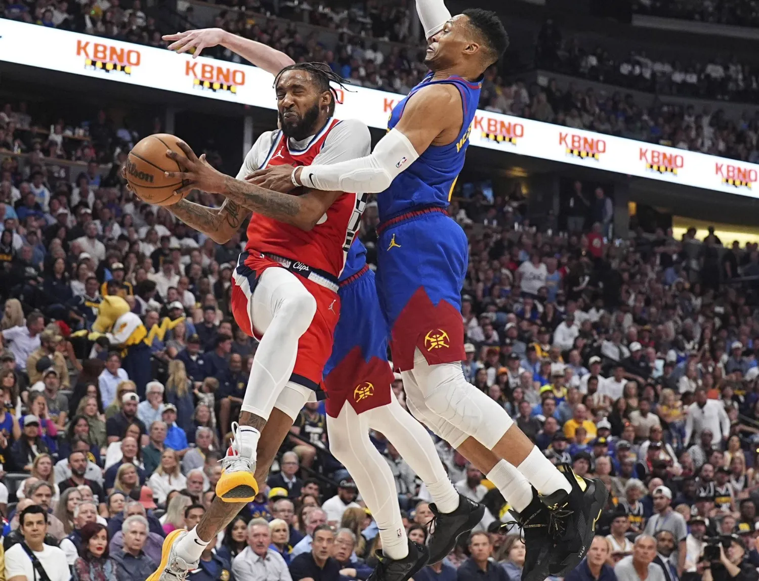 جونيور مهاجم لوس أنجليس كليبرز خلال محاولته وضع الكرة في السلة (أ.ب)