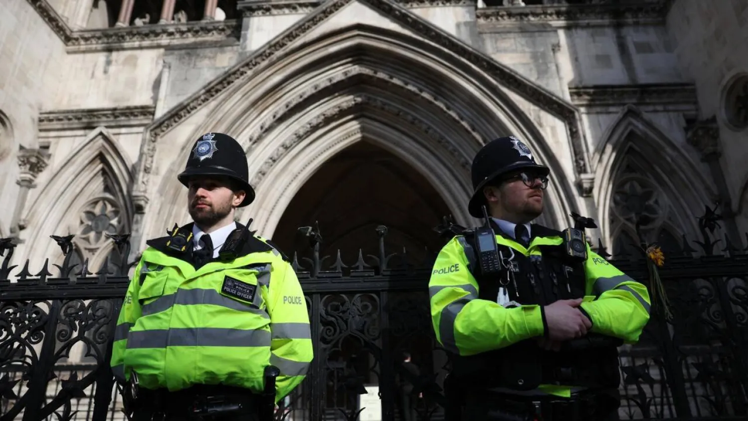 رجلا شرطة أمام المحكمة العليا البريطانية وسط لندن يوم 26 مارس 2024 (أ.ف.ب)