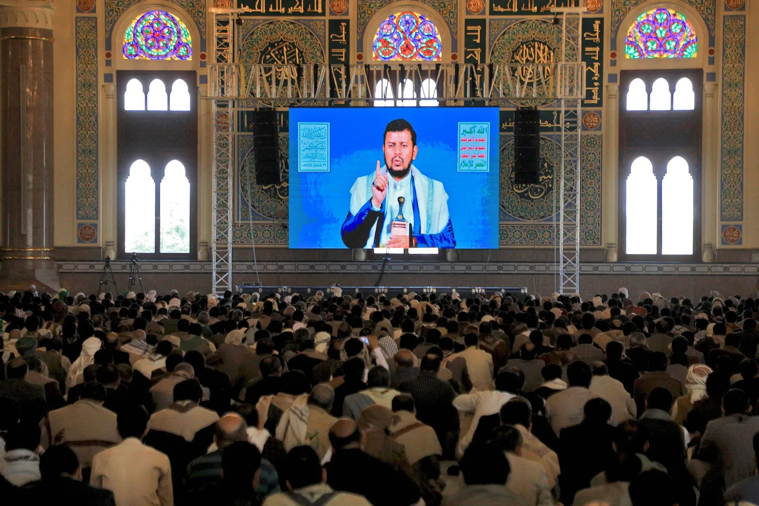 تجمع للحوثيين في أكبر مساجد صنعاء لمتابعة خطاب زعيمهم (أ.ف.ب)