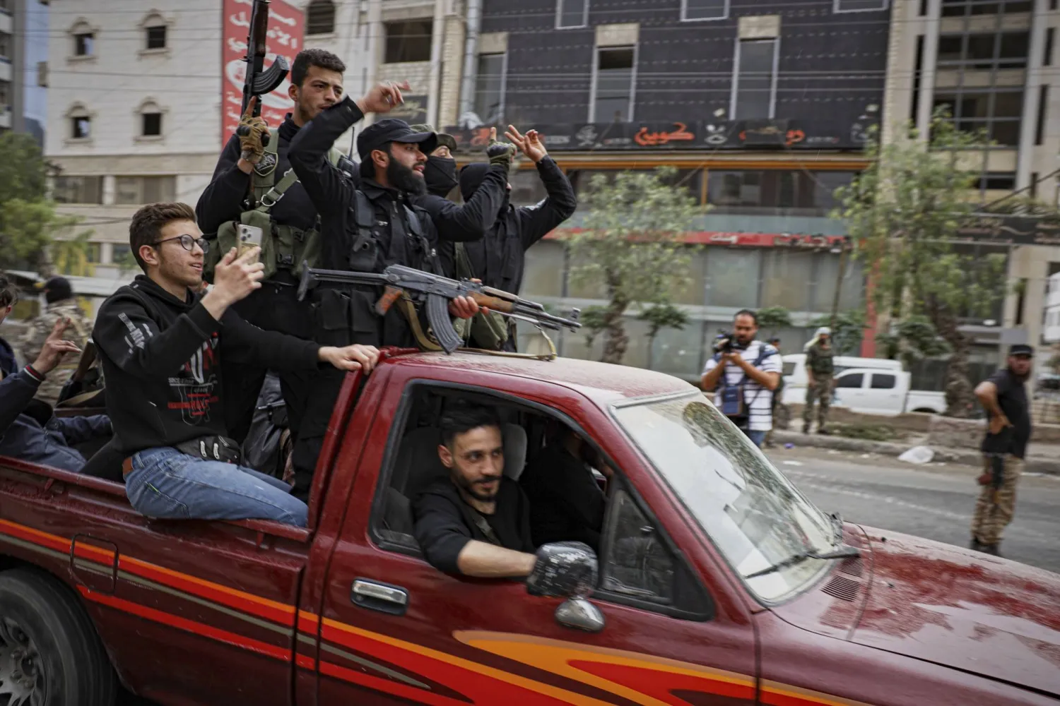 عناصر من قوات الأمن السورية في بلدة صحنايا جنوب دمشق (أ.ب)