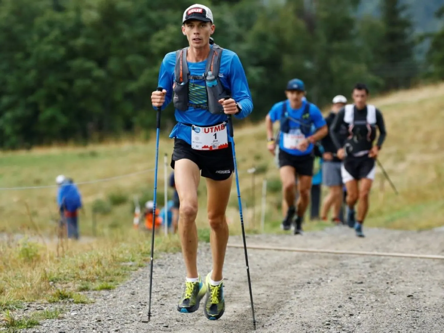 المشي الشمالي هو رياضة تستخدم فيها أعمدة «النورديك» الخاصة بالتزلج في أثناء المشي (أرشيفية-رويترز)