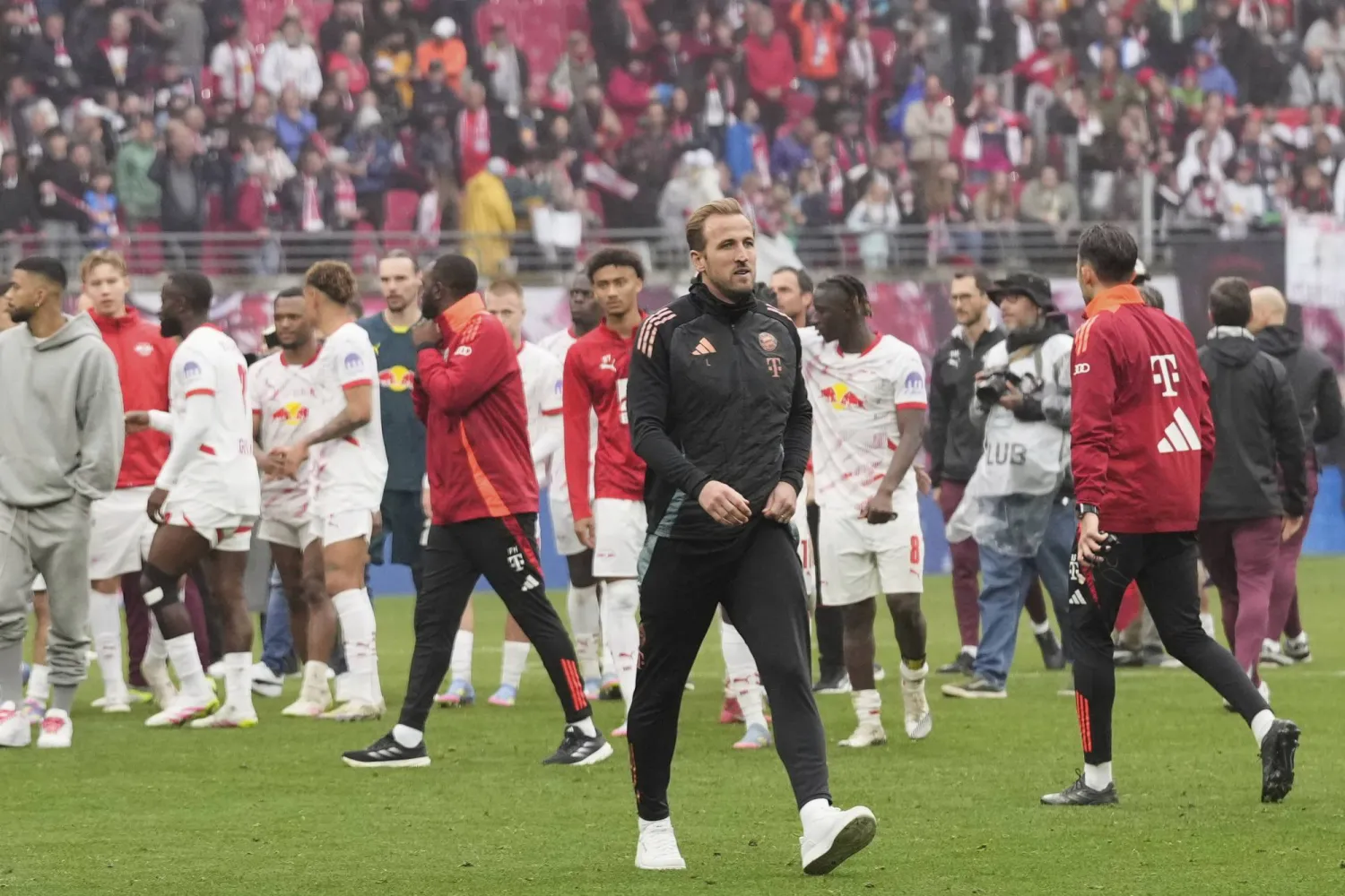 هاري كين كان مصدوماً من النتيجة وتأجل الاحتفال بالتتويج (أ.ب)