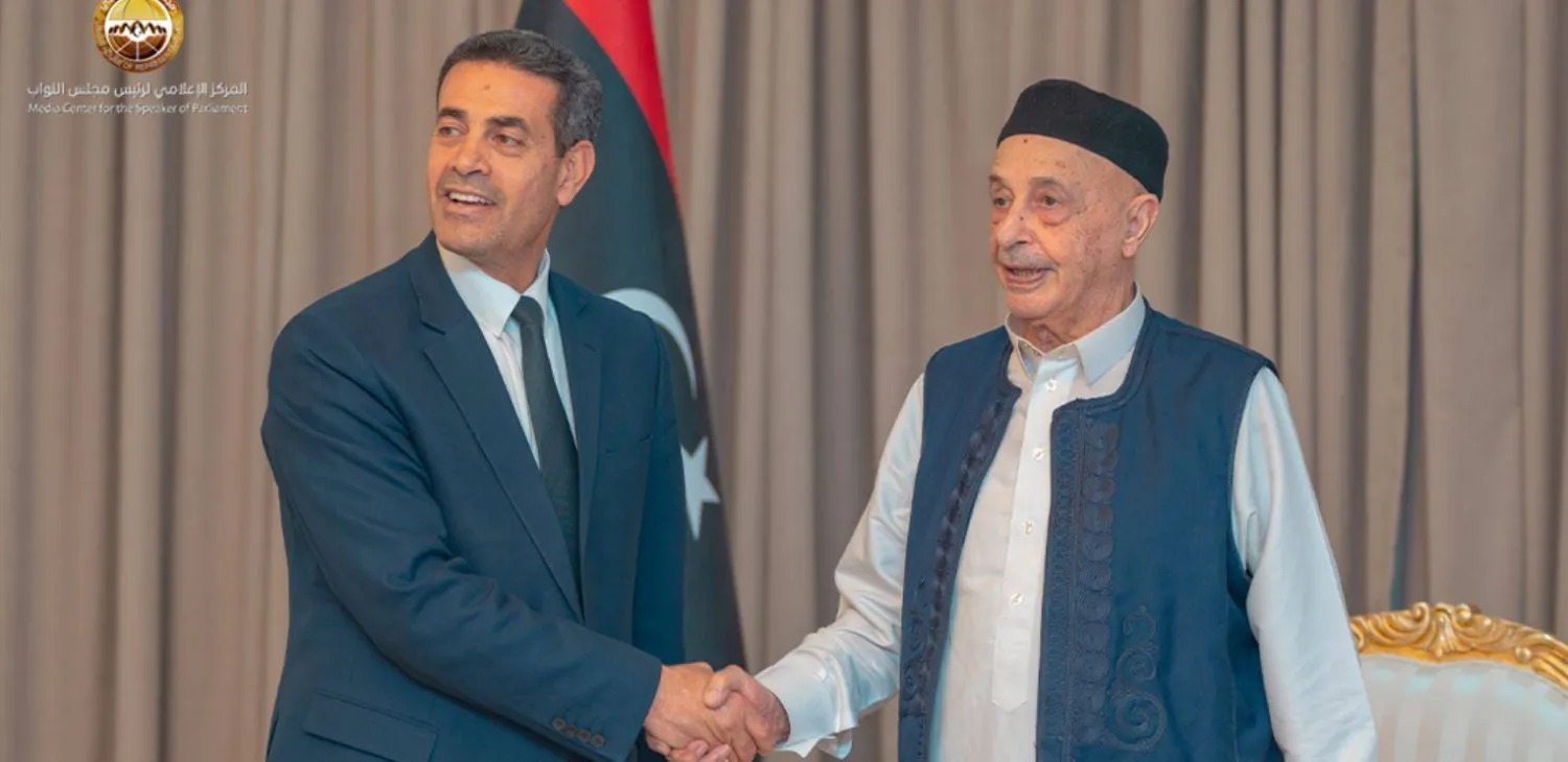رئيس مجلس النواب الليبي عقيلة صالح مستقبلاً رئيس المفوضية الوطنية للانتخابات عماد السايح في لقاء سابق (المركز الإعلامي لرئيس مجلس النواب)