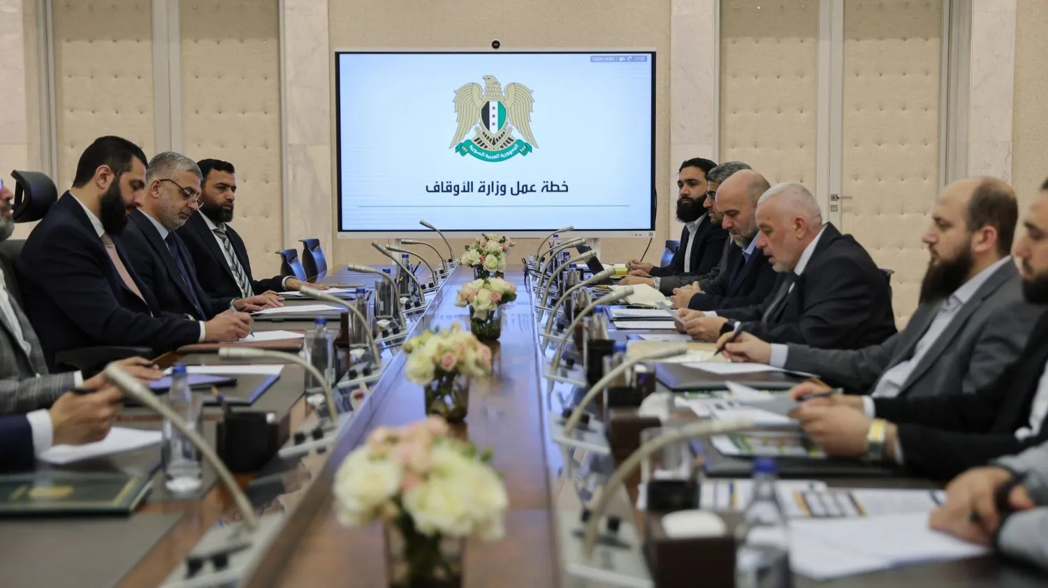 اجتماع الرئيس السوري أحمد الشرع مع وزير الأوقاف محمد أبو الخير شكري ووفد من الوزارة (سانا)