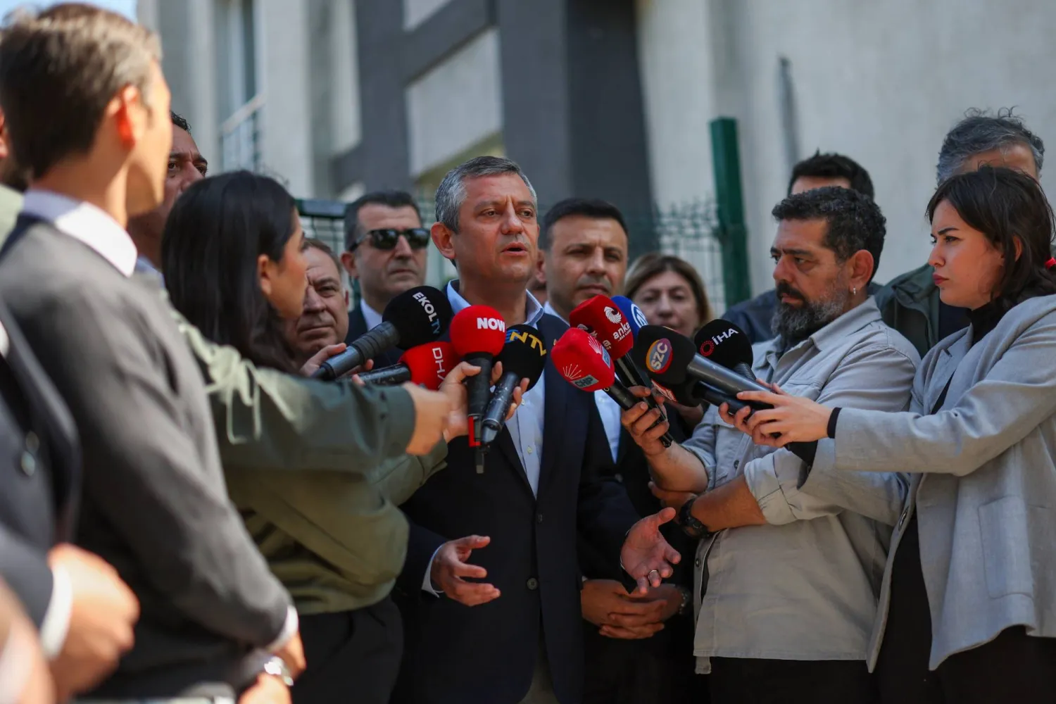 أوزيل متحدثاً للصحافيين بعد الاعتداء عليه في إسطنبول (حزب الشعب الجمهوري-إكس)