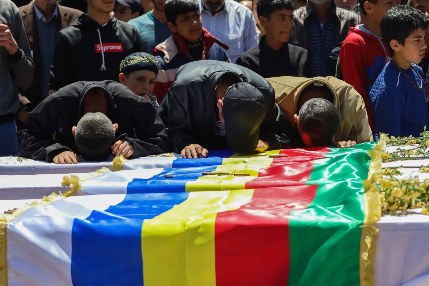 مشيعون خلال جنازة قتلى الاشتباكات في بلدة جنوب السويداء السبت (أ.ف.ب)