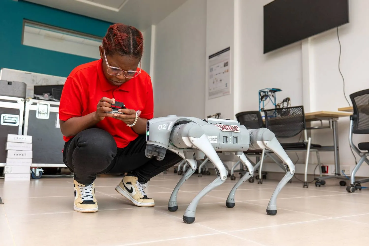 مليندا مودزورانديندي، الطالبة في جامعة كارنيجي ميلون أفريقيا، تعمل على مشروع لتطوير روبوت رباعي الأرجل (جامعة كارنيجي ميلون أفريقيا)