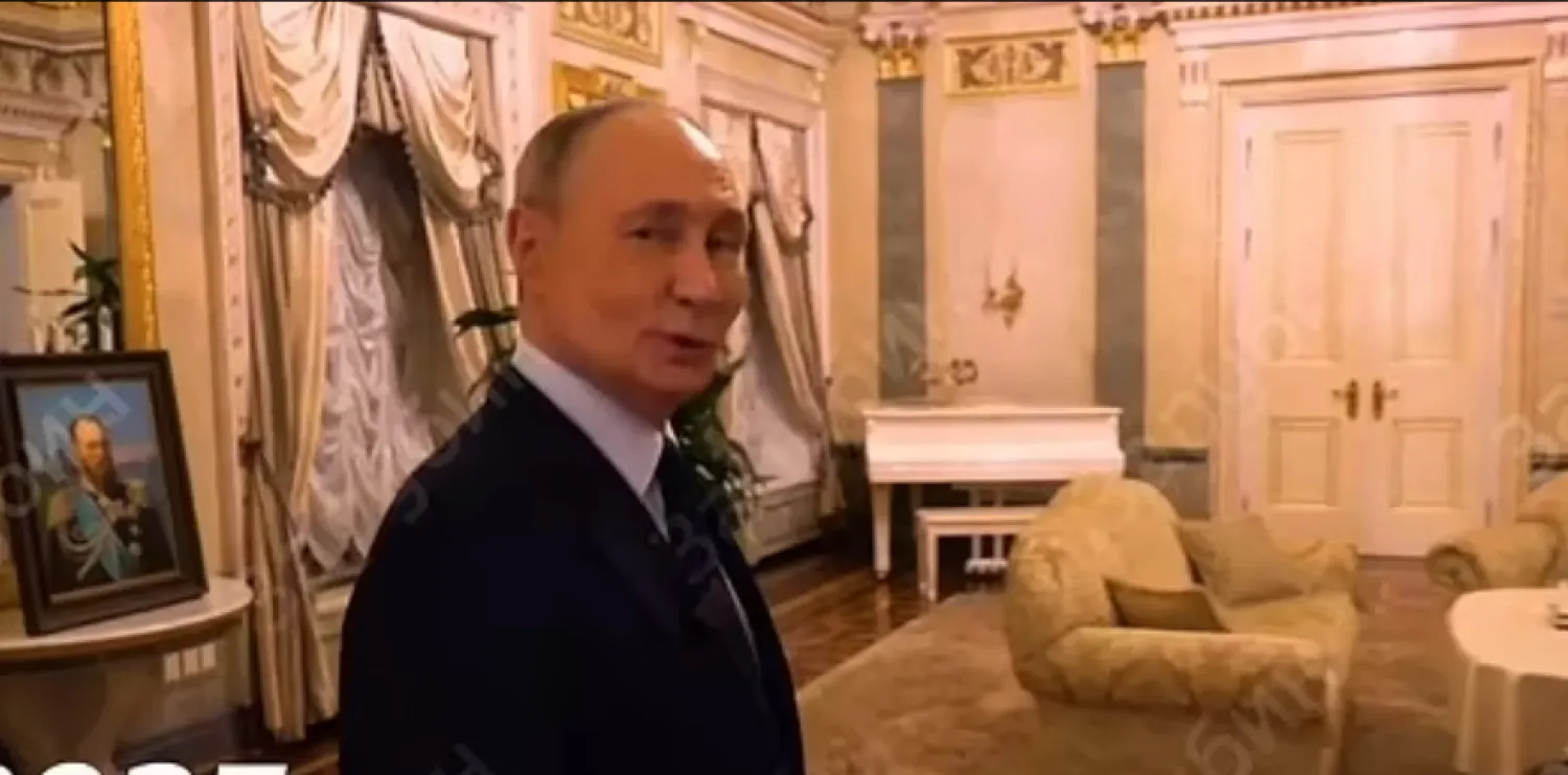 الرئيس الروسي فلاديمير بوتين كما ظهر في الفيديو خلال استعراضه لمقر إقامته 