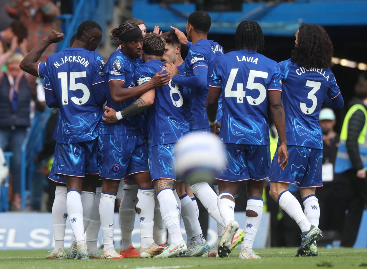 فرحة لاعبي تشيلسي بالهدف الثاني (إ.ب.أ)
