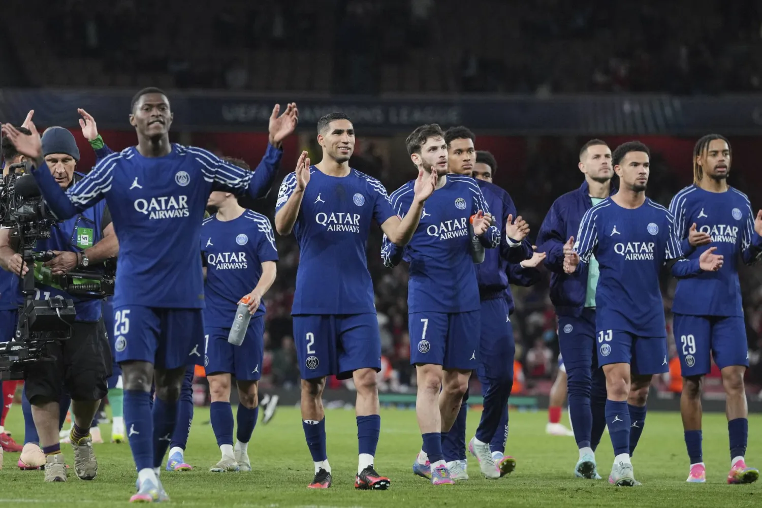 منح لاعبو سان جيرمان فريقهم أفضلية ربما تكون حاسمة قبل مباراة الإياب أمام آرسنال (أ.ب)