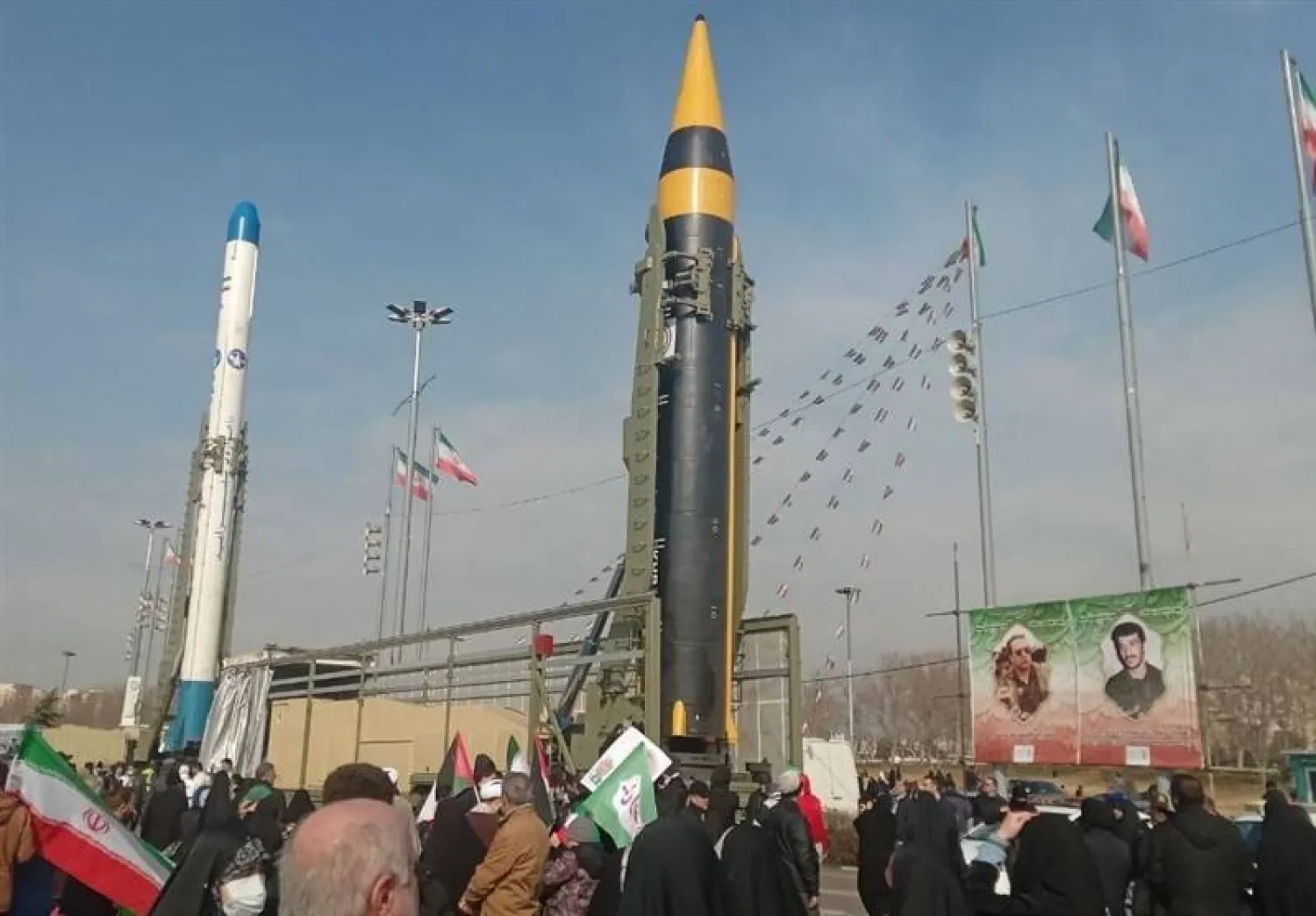 صاروخ «سلیماني» الباليستي خلال عرضه إلى جانب صاروخ يحمل أقماراً اصطناعية خلال مسيرة ذكرى الثورة في فبراير الماضي (تسنيم)