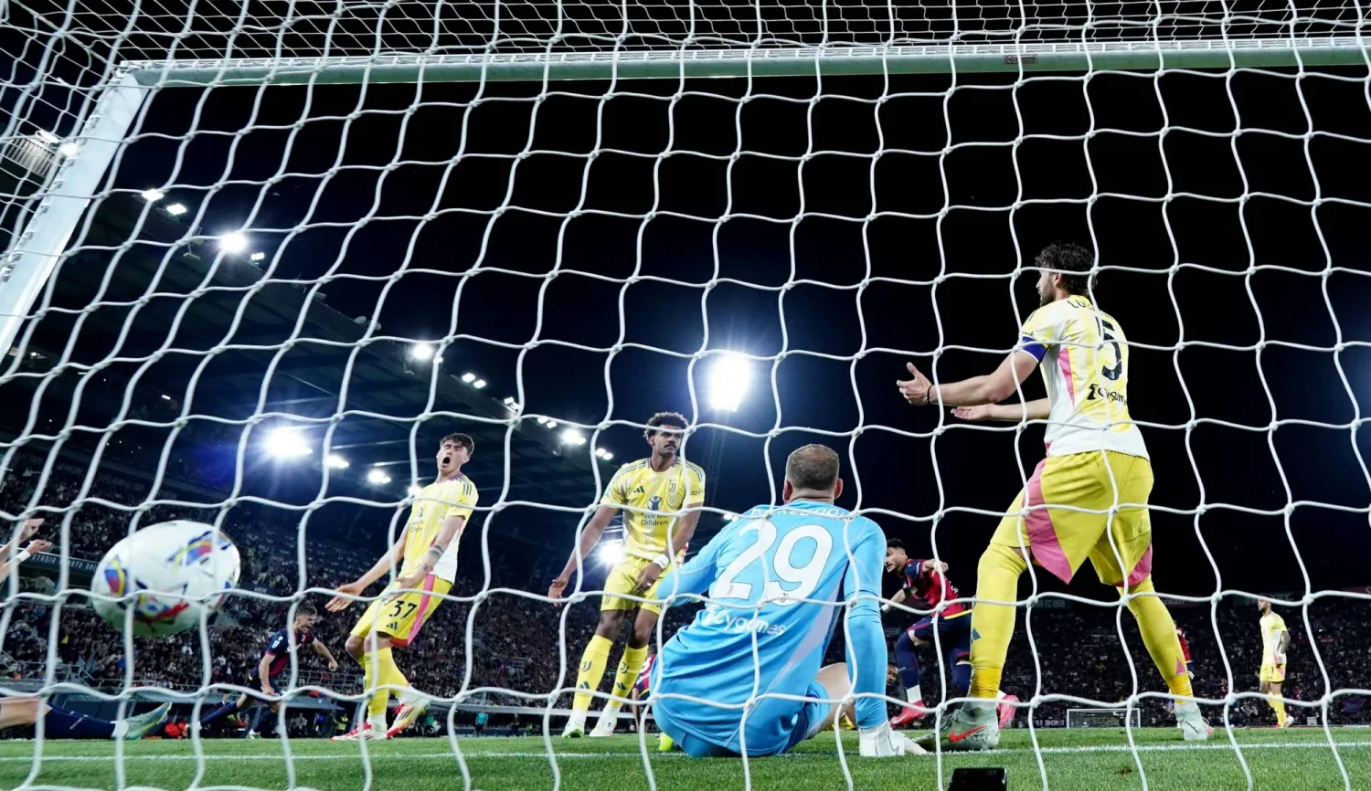 لحظة ولوج الهدف الأول في شباك يوفنتوس (رويترز)