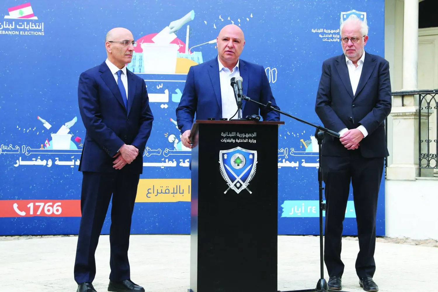 
عون متحدثاً بعد تفقده غرفة العمليات المركزية بوزارة الداخلية ومعه وزيرَا الداخلية والعدل (أ.ف.ب)