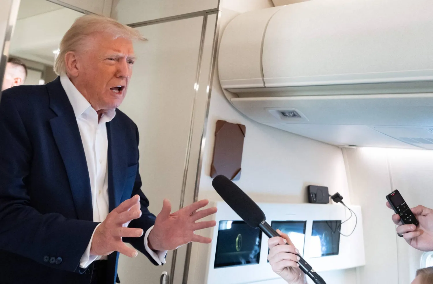 ترمب خلال حديثه للصحفيين على متن طائرة الرئاسة الأميركية (أ.ف.ب)