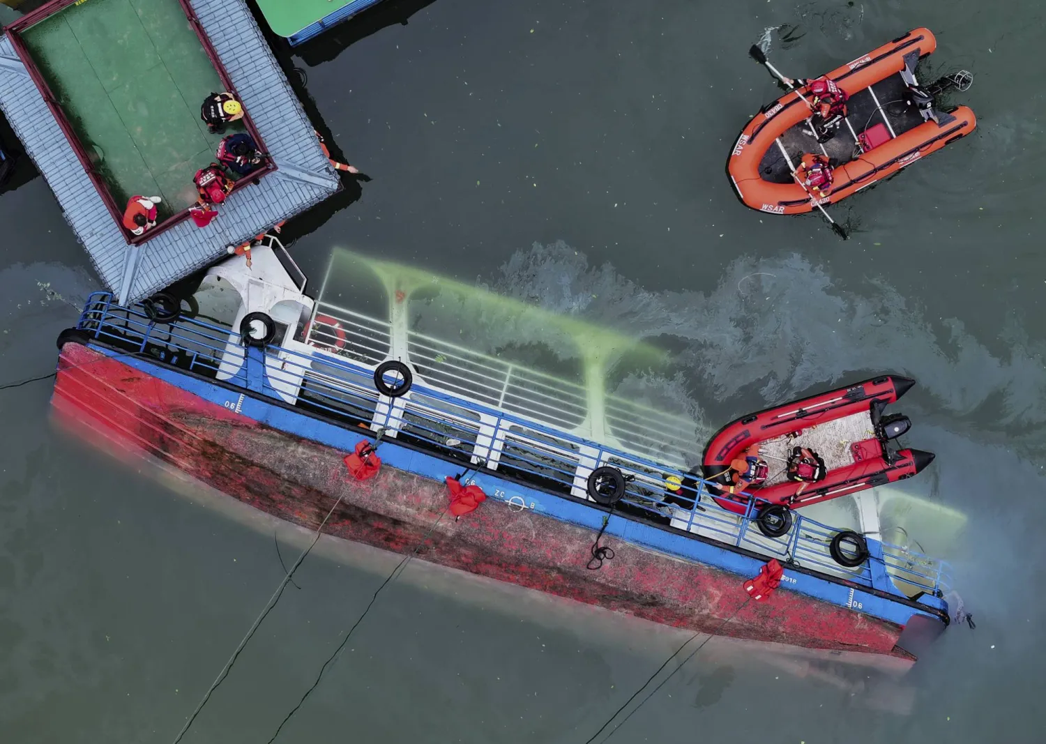 وقع هذا الحادث بعد نحو شهرين على مقتل 11 شخصاً في مقاطعة هونان إثر اصطدام عبّارة بسفينة لتنظيف آثار الهيدروكربونات (أ.ب)