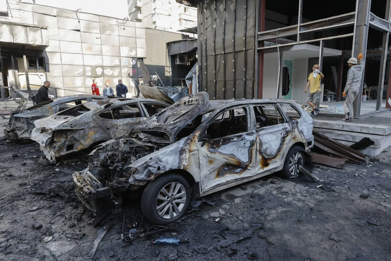 جانب من الدمار جراء الغارات الروسية على كييف أمس (إ.ب.أ)