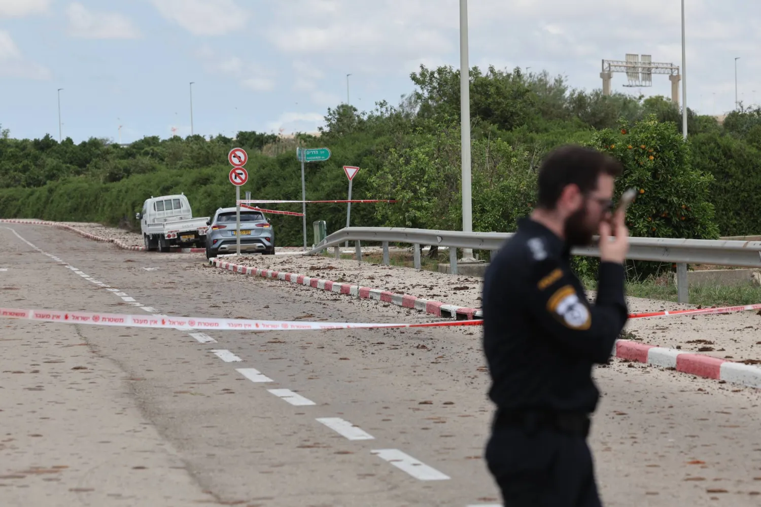 الشرطة تفحص الأضرار الناجمة عن صاروخ باليستي أُطلق من اليمن على مطار بن غوريون قرب تل أبيب (إ.ب.أ)