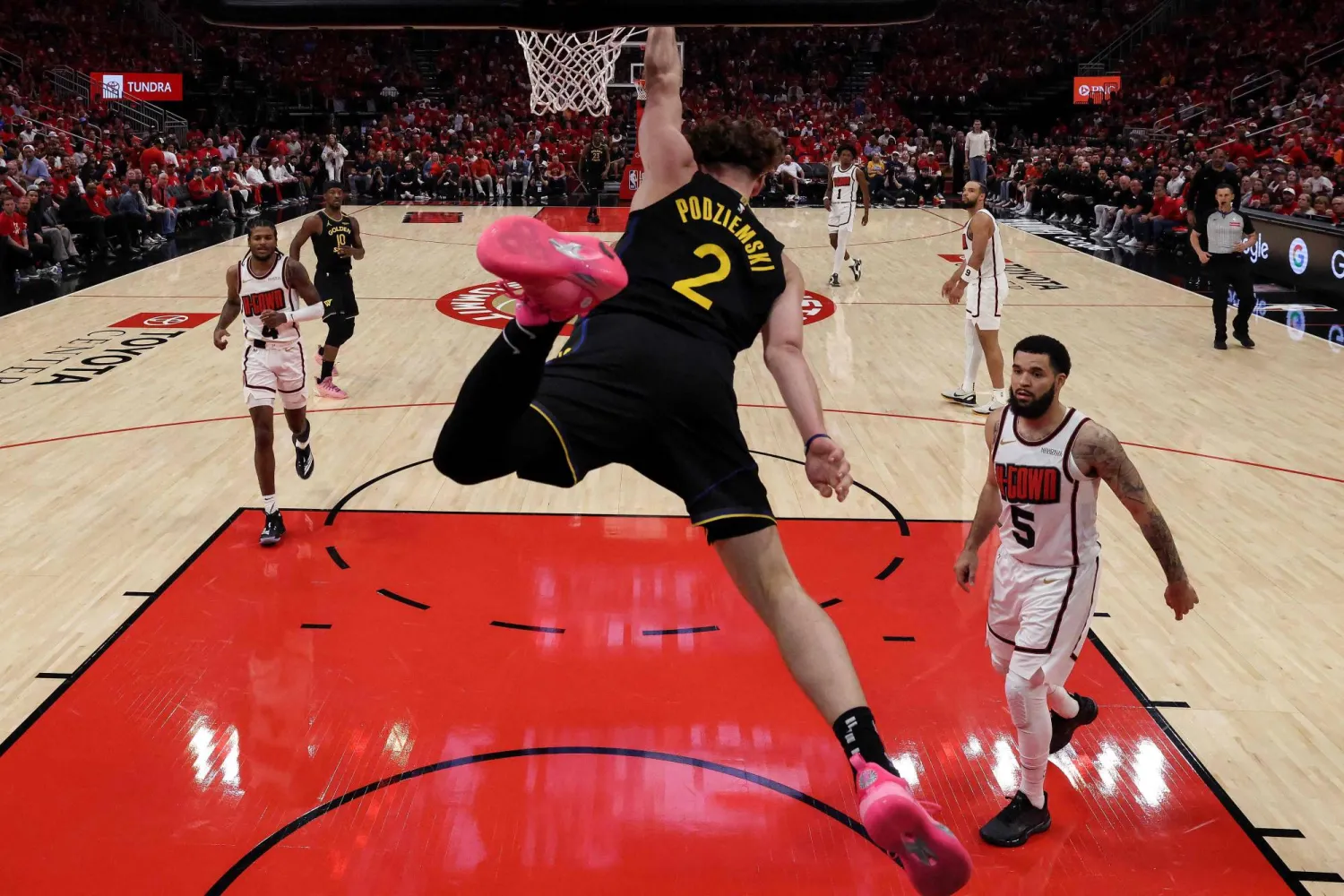 شهدت السلسلة الأولى تقلبات عدة حيث تقدم ووريرز ثم أدرك هيوستن التعادل (أ.ف.ب)