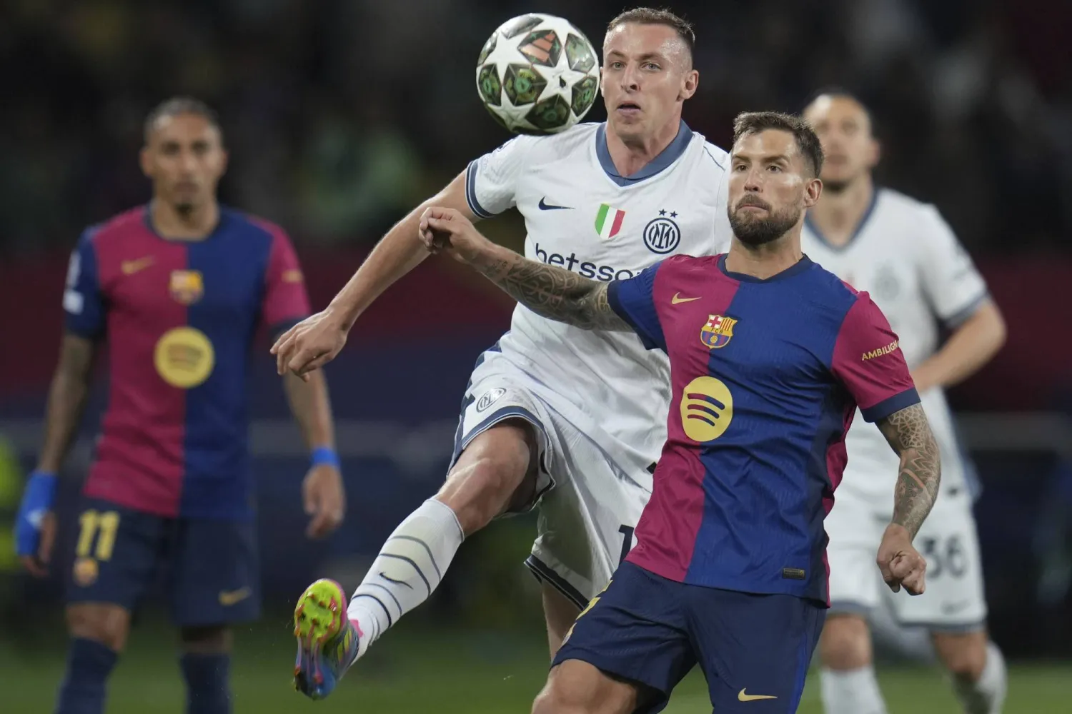 مواجهة الثلاثاء ستكون حاسمة بين إنتر وبرشلونة (أ.ب)