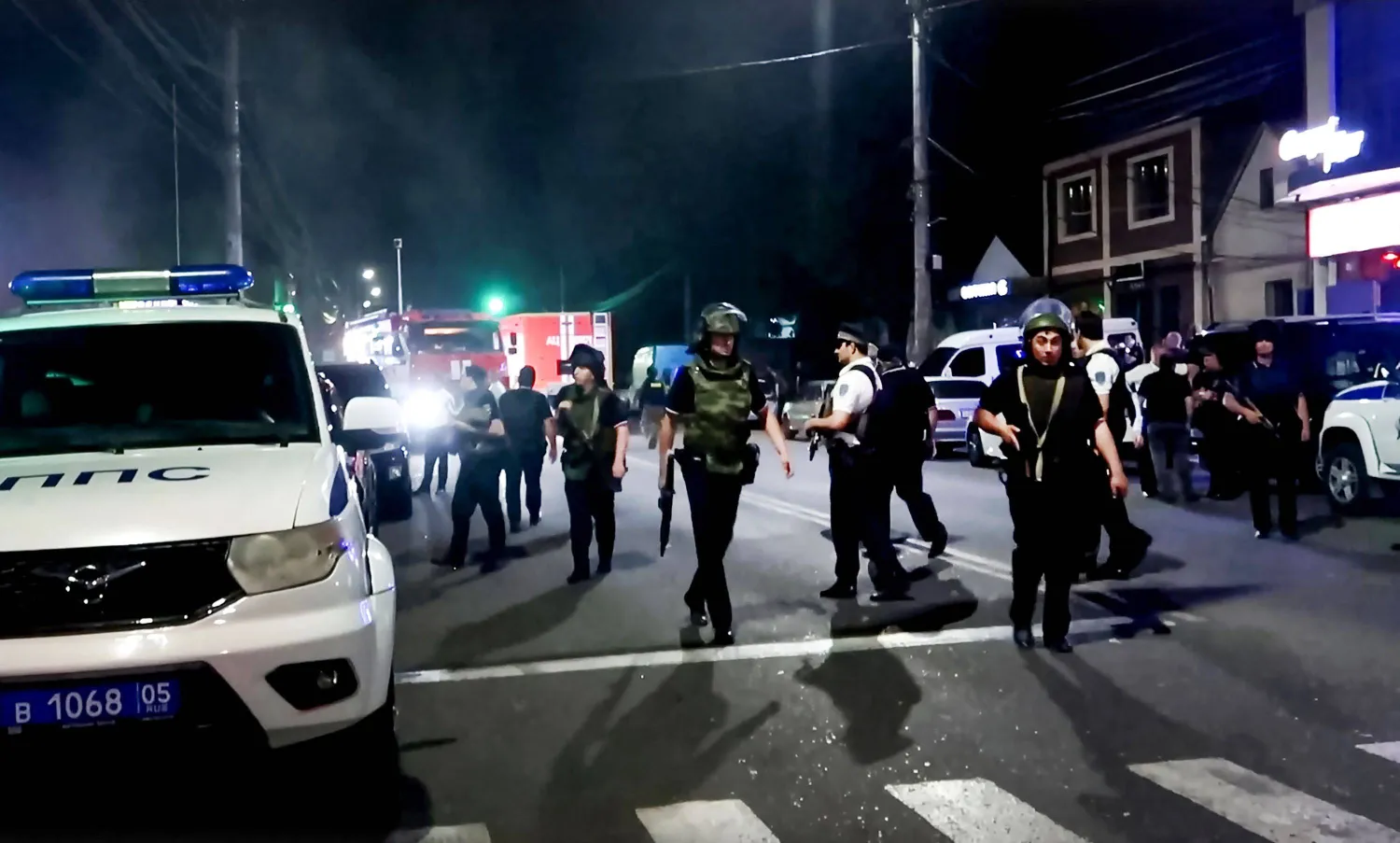 صورة من مقطع فيديو نشرته اللجنة الوطنية لمكافحة الإرهاب في 24 يونيو 2024 يظهر فيه ضباط جهاز الأمن الفيدرالي الروسي ينفذون عملية لمكافحة الإرهاب بداغستان (أ.ف.ب)