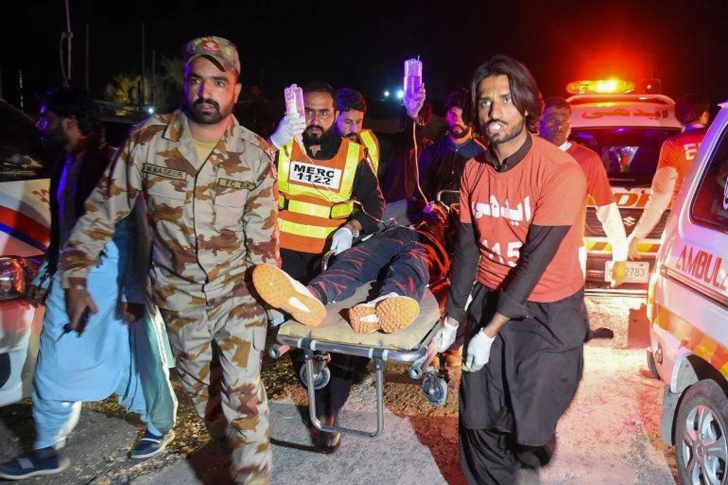 أحد المصابين في هجوم شنه مسلحون يُعتقد أنهم انفصاليون على قطار جنوب غربي باكستان (أ.ف.ب) 