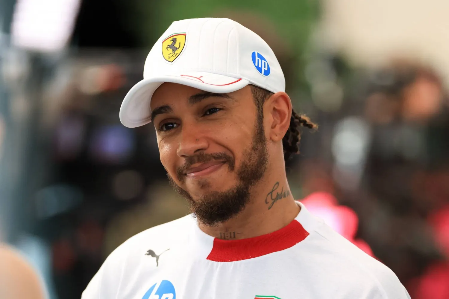 لويس هاميلتون يسخر من «فيراري» بداعي الإحباط (أ.ف.ب)