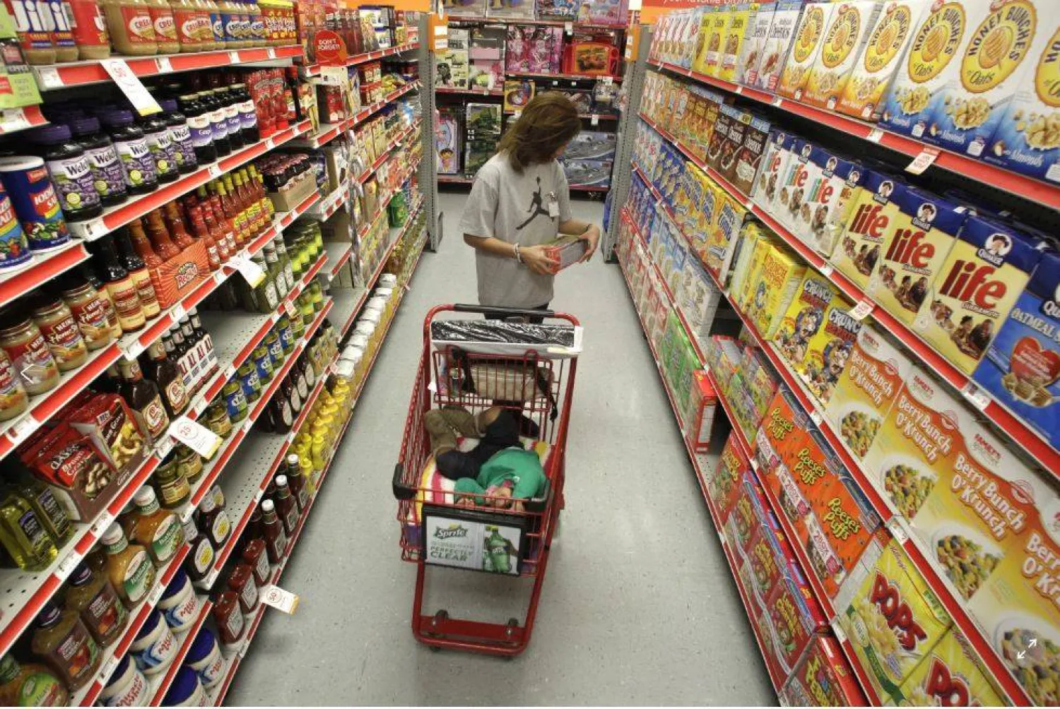 سيدة تتسوق في أحد متاجر ولاية تكساس الأميركية (أرشيفية - أ.ب)