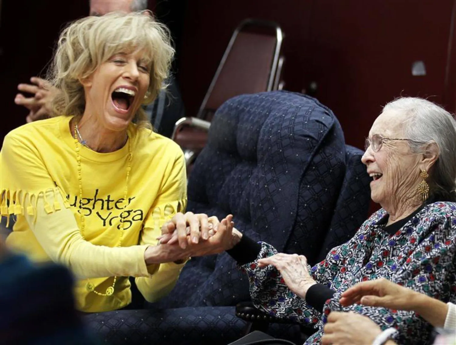 أكد خبراء علم النفس أن النميمة قد تُفيد صحتنا النفسية (رويترز)