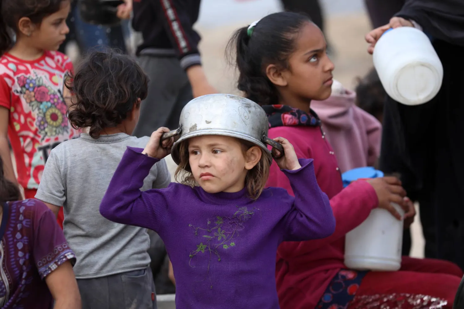 أطفال فلسطنيون يواجهون معاناة الحصول على طعام وسط حصار إسرائيلي على قطاع غزة (د.ب.أ)