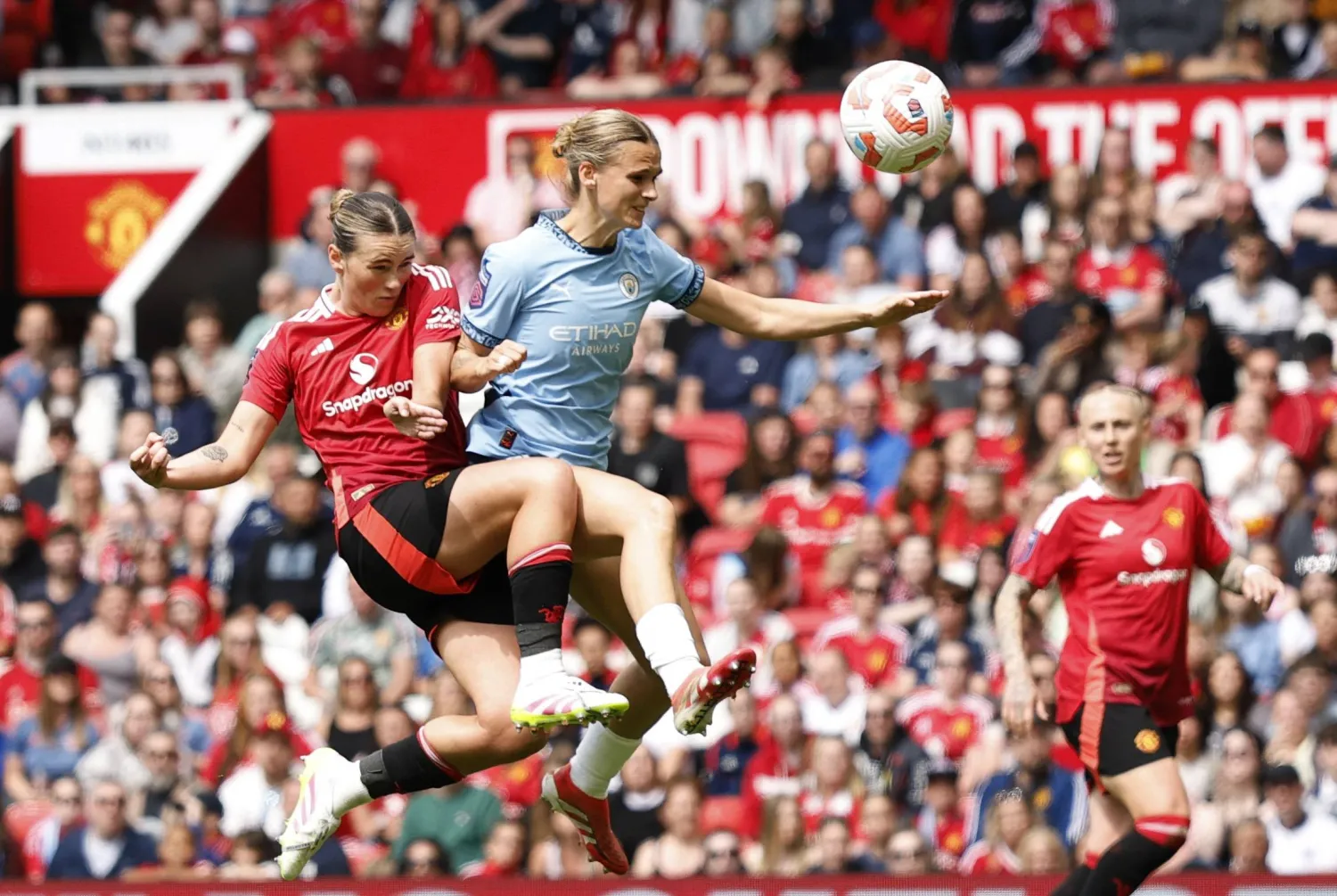 صراع كرة القدم بين يونايتد والسيتي انتقل لدوري السيدات (رويترز)