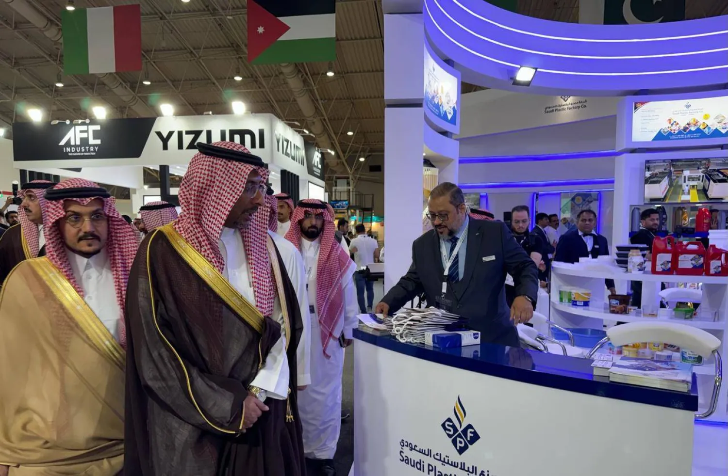 وزير الصناعة والثروة المعدنية خلال جولته في «أسبوع الرياض الدولي للصناعة» في النسخة الماضية (الشرق الأوسط)
