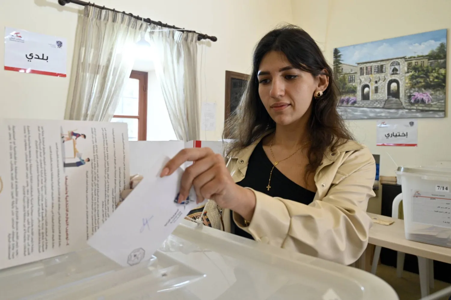 لبنانية تقترع بالانتخابات المحلية بدير القمر في الشوف (إ.ب.أ)