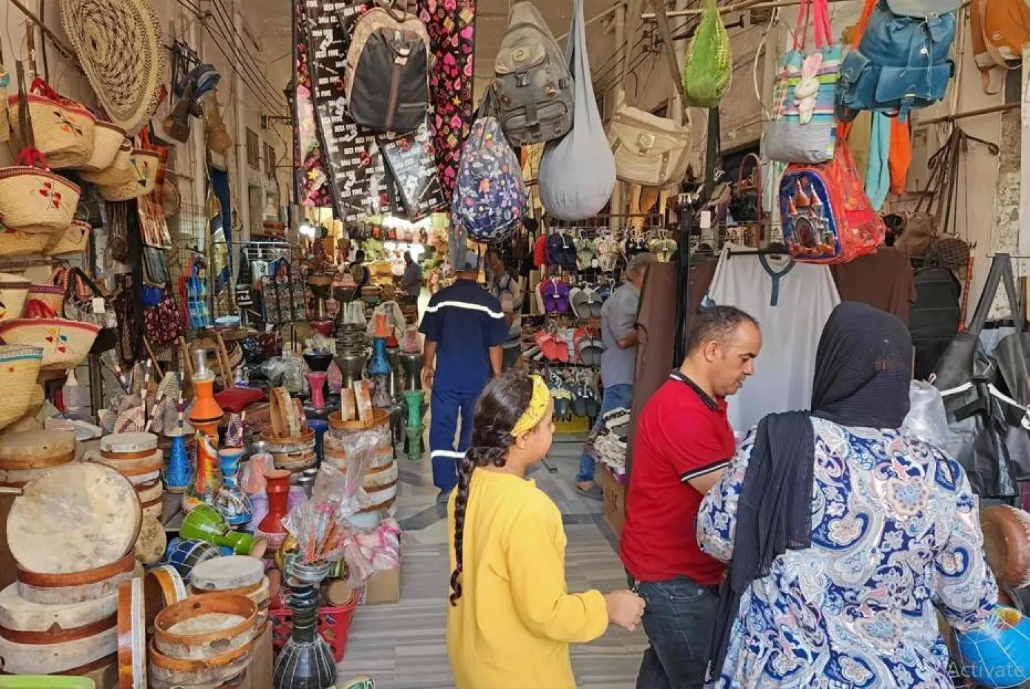 تسعى حكومة «الوحدة» الليبية المؤقتة لحلحلة أزمة الأموال المجمدة أو الإشراف على إدارتها (أ.ف.ب)