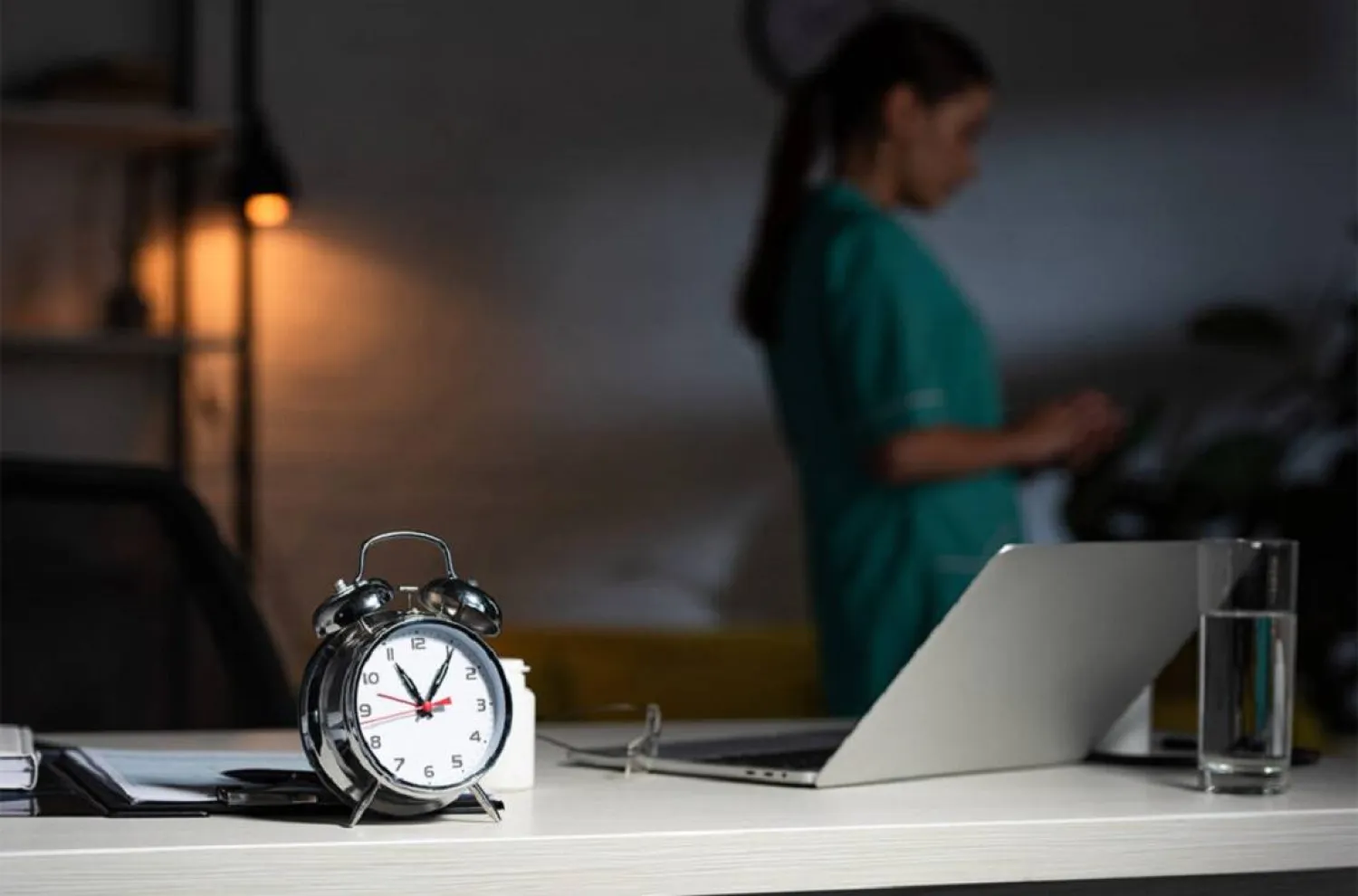العمل بالنوبات الليلية يؤثر على الساعة البيولوجية للجسم (جامعة ولاية واشنطن)