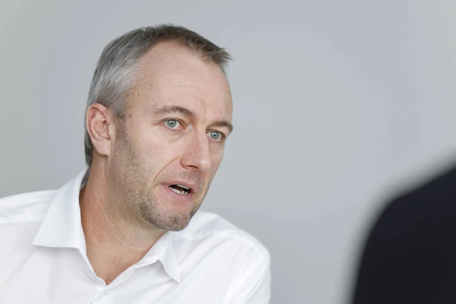 آدم بيكر (د.ب.أ)