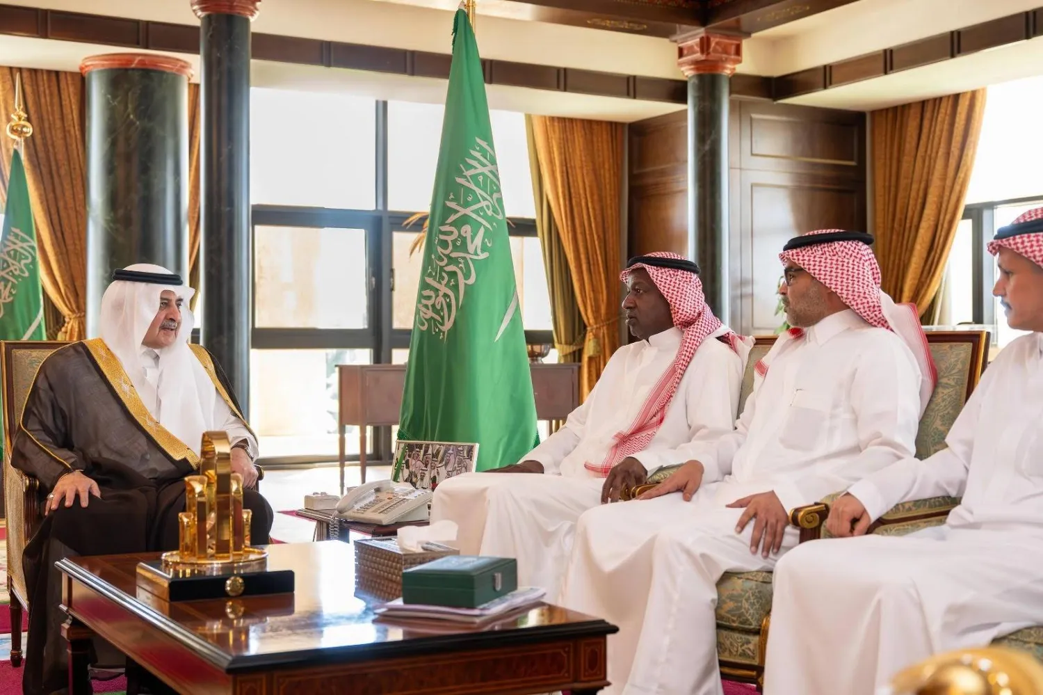 استقبل الأمير فهد بن سلطان الكابتن ماجد عبد الله الأمين العام للجمعية فهيد الدوسري (الشرق الأوسط)