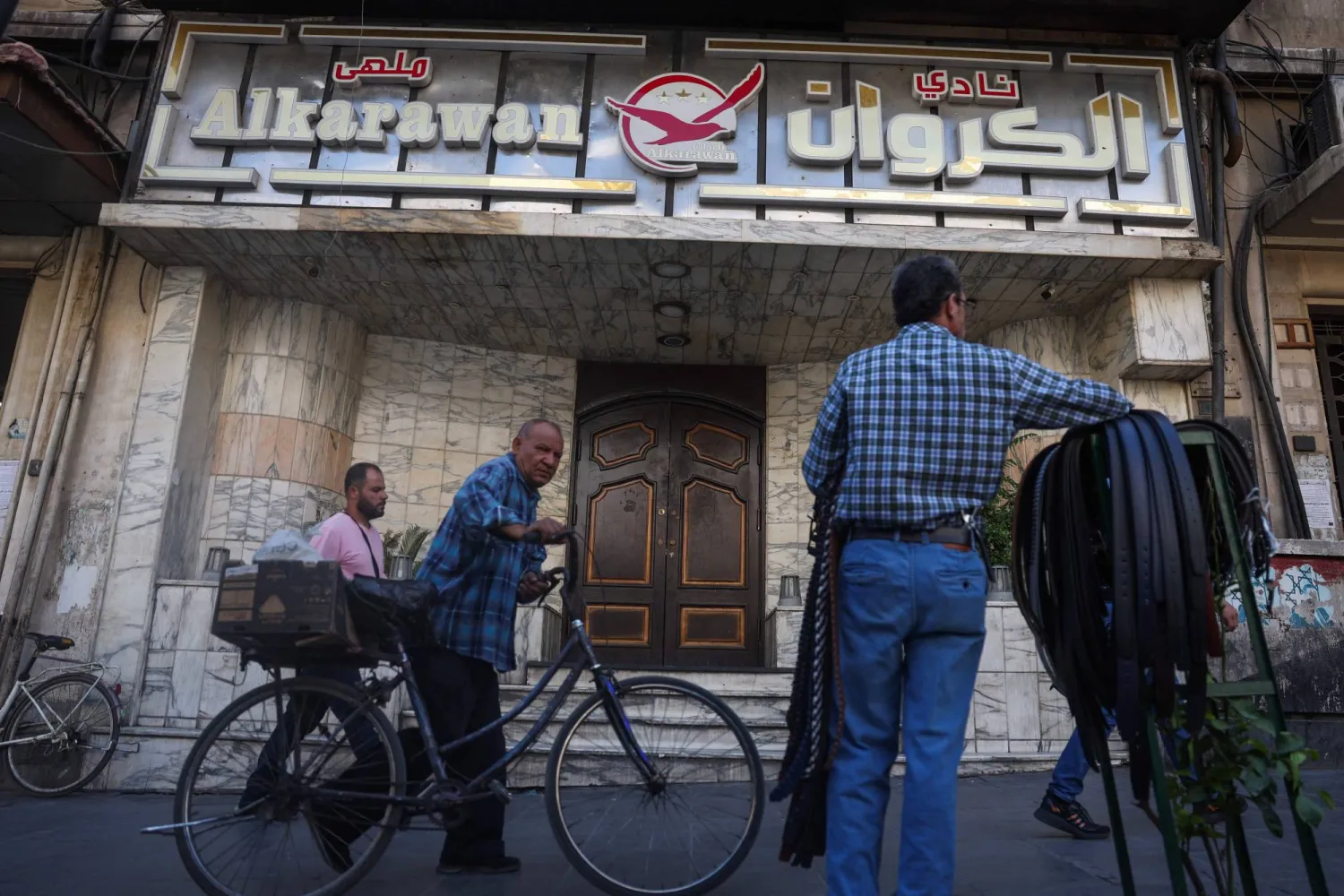 مدخل ملهى «الكروان» المغلق بعد الاعتداء عليه من قبل مسلحين في دمشق الاثنين (أ.ف.ب)