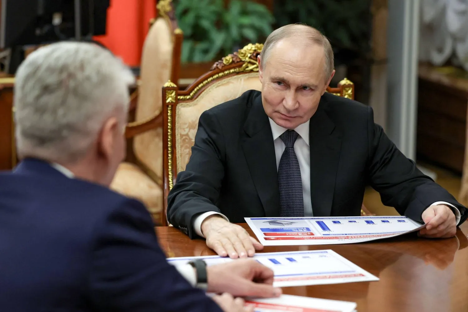 الرئيس الروسي فلاديمير بوتن خلال اجتماعه مع عمدة موسكو سيرغي سوبيانين في الكرملين الاثنين (أ.ف.ب)