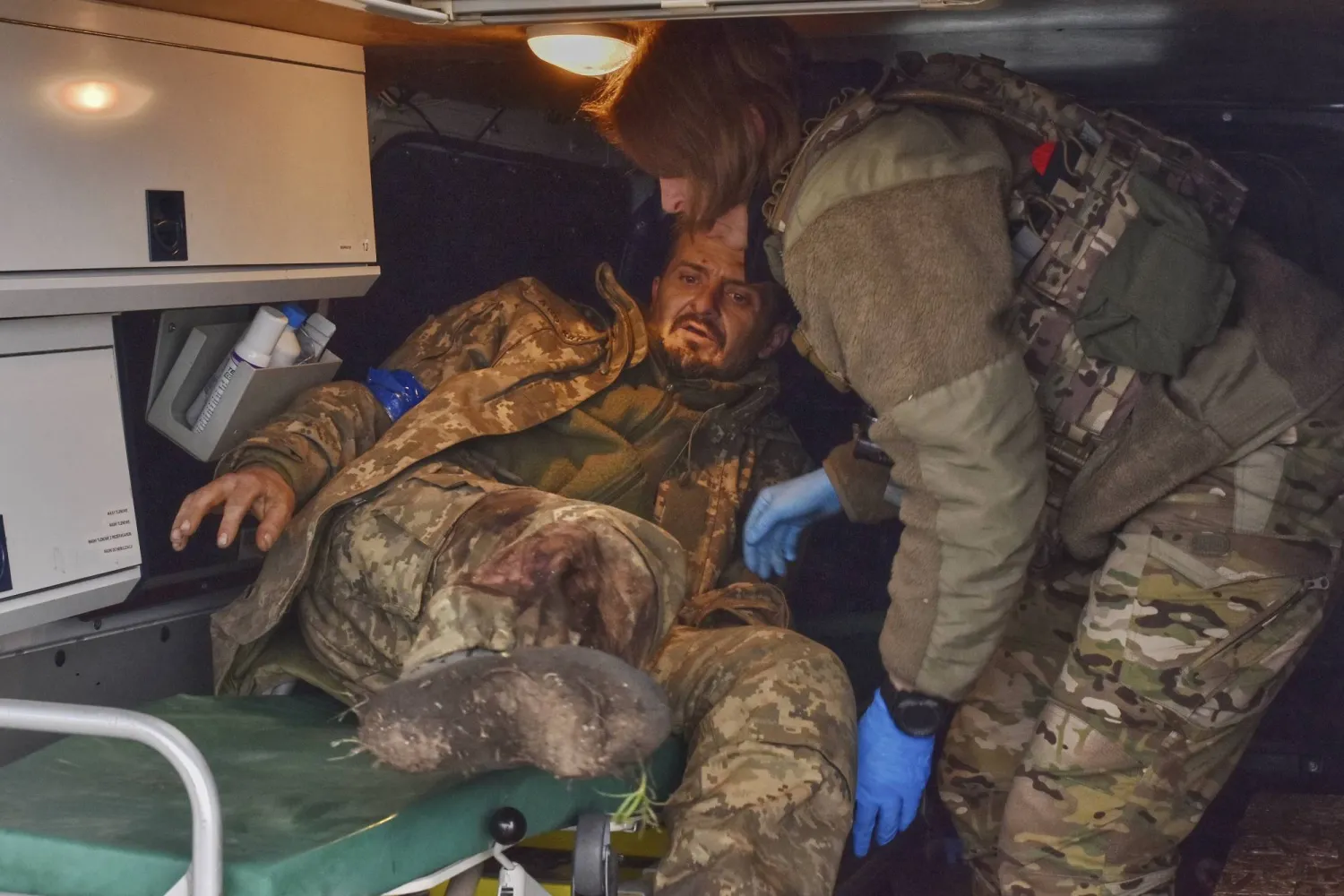 عنصر طبي يقدم إسعافات أولية لجندي أوكراني مصاب على خط المواجهة في منطقة زابوريجيا الاثنين (أ.ب)