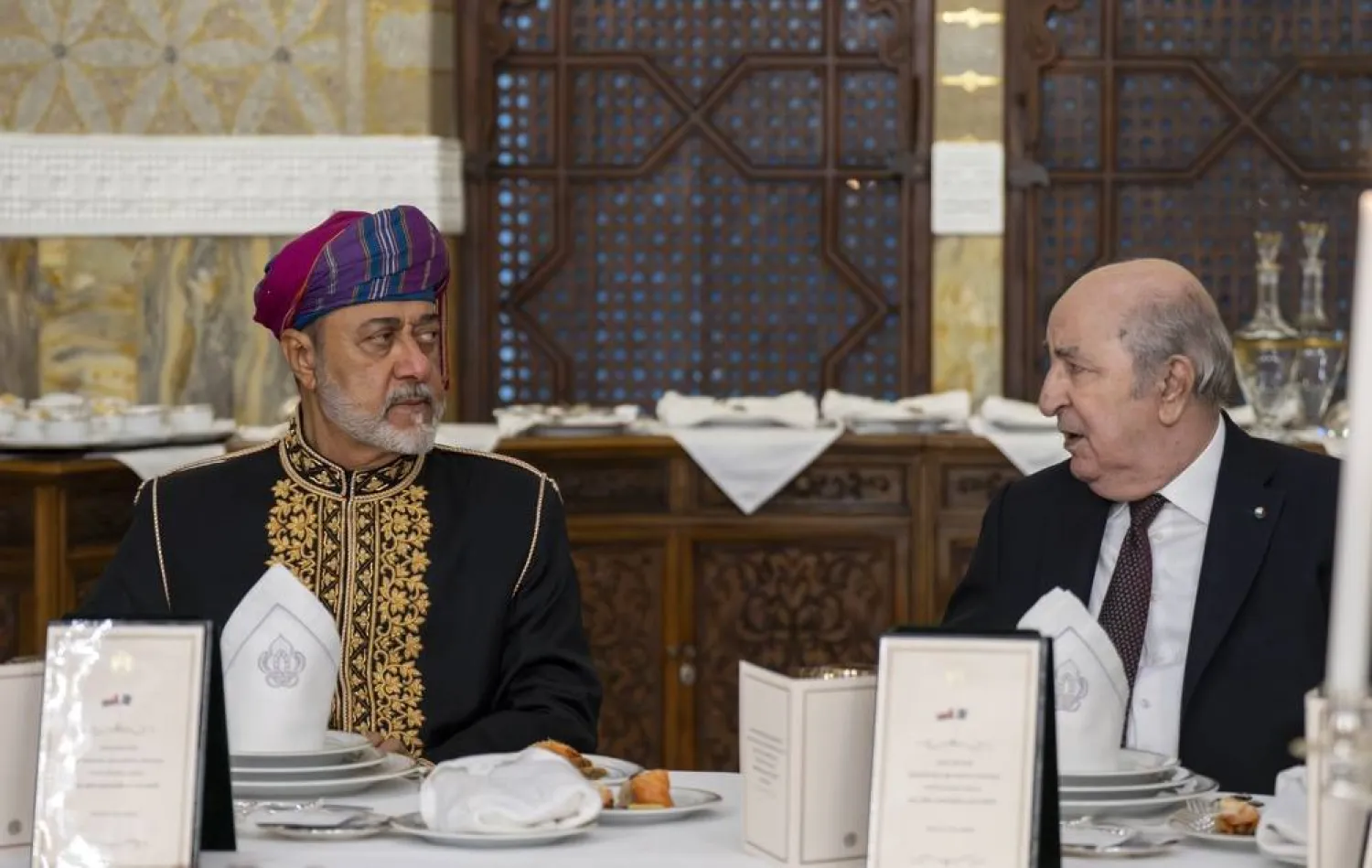 السُّلطان هيثم بن طارق سلطان عُمان يحضر مأدبة عشاء أقامها على شرفه الرئيس عبد المجيد تبون رئيسُ الجزائر بمناسبة زيارته الرسمية للجزائر (العمانية)