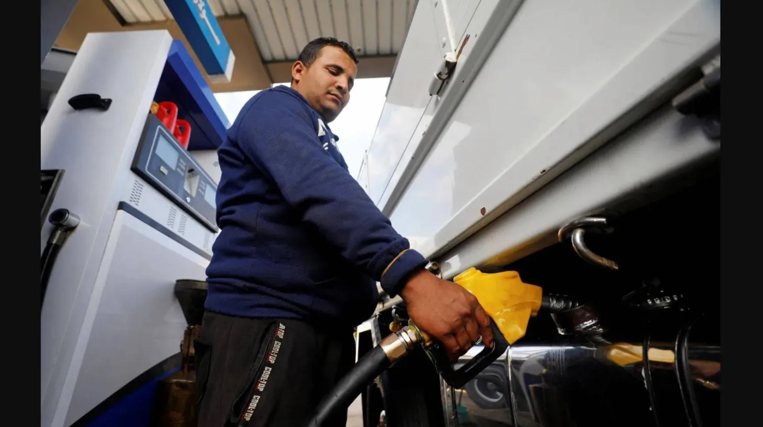 عامل في محطة وقود بالعاصمة المصرية القاهرة (رويترز)