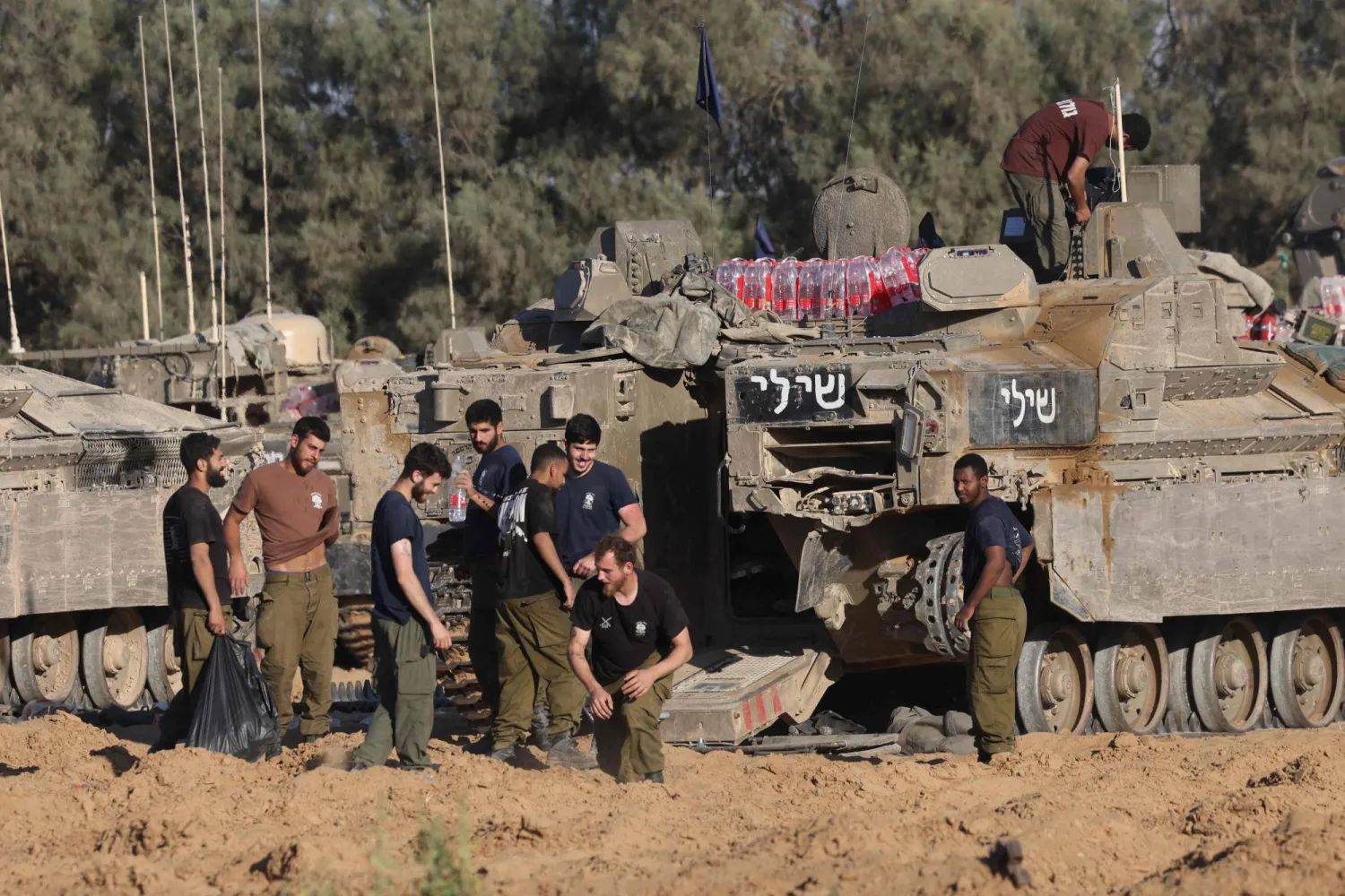 وحدات الجيش الإسرائيلي تنتشر في موقع قرب حدود إسرائيل مع قطاع غزة (أ.ف.ب)