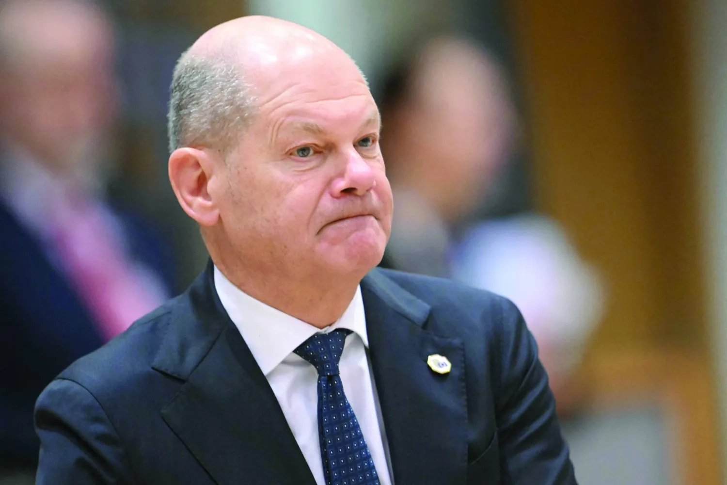 المستشار الألماني أولاف شولتس لدى وصوله إلى مقر الاتحاد الأوروبي في بروكسل للمشاركة بالقمة (أ.ف.ب)