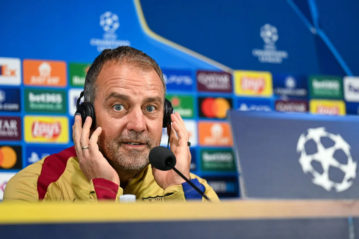 هانزي فليك خلال المؤتمر الصحافي (أ.ف.ب)