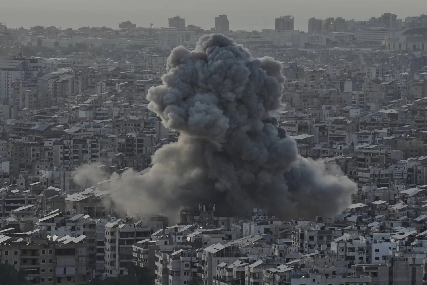 الدخان يتصاعد عقب غارة جوية إسرائيلية على الضاحية الجنوبية لبيروت (أ.ب)