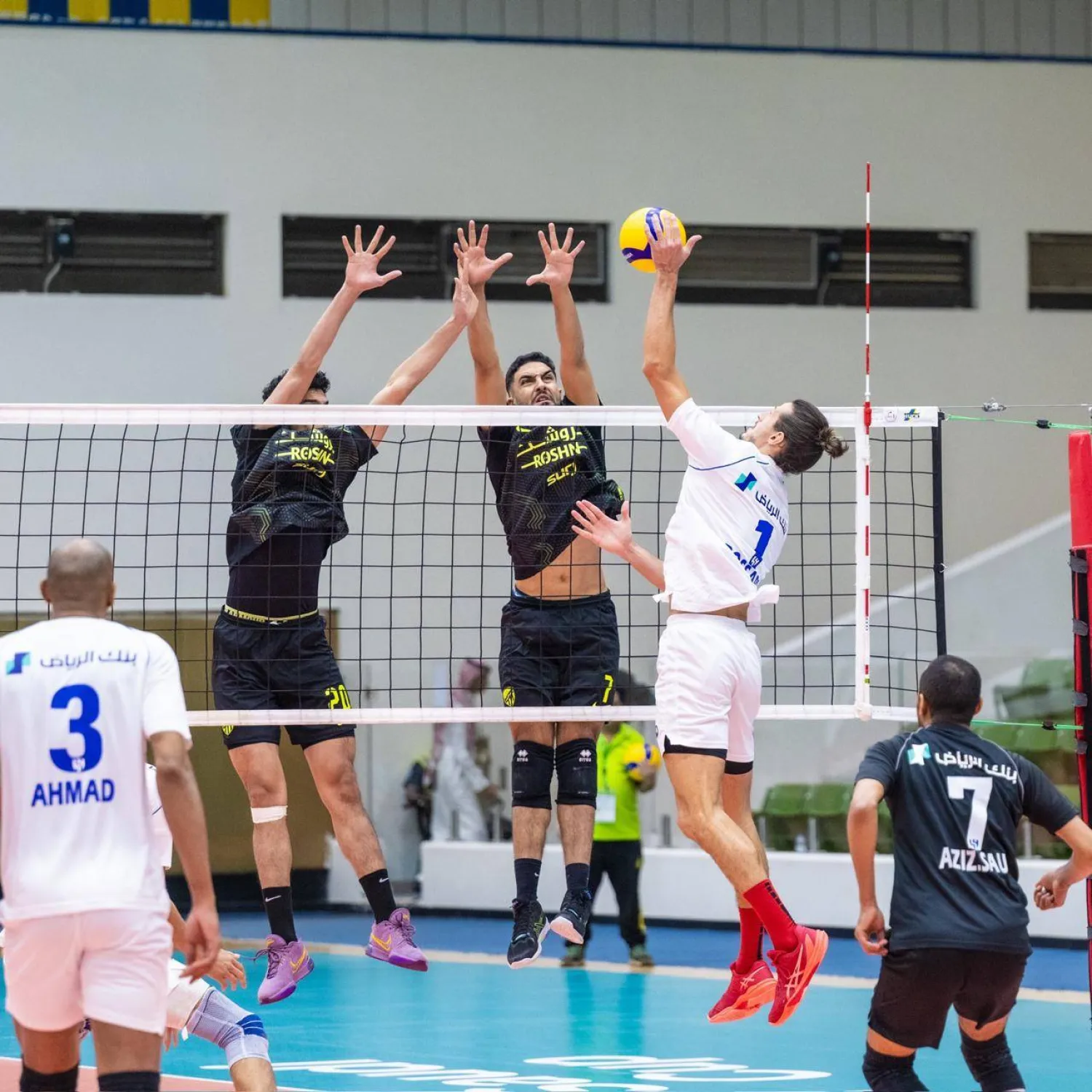 الفريقان حسما تأهلهما إلى المواجهة النهائية التي ستجمعهما مساء الأربعاء المقبل (الاتحاد السعودي لكرة الطائرة)