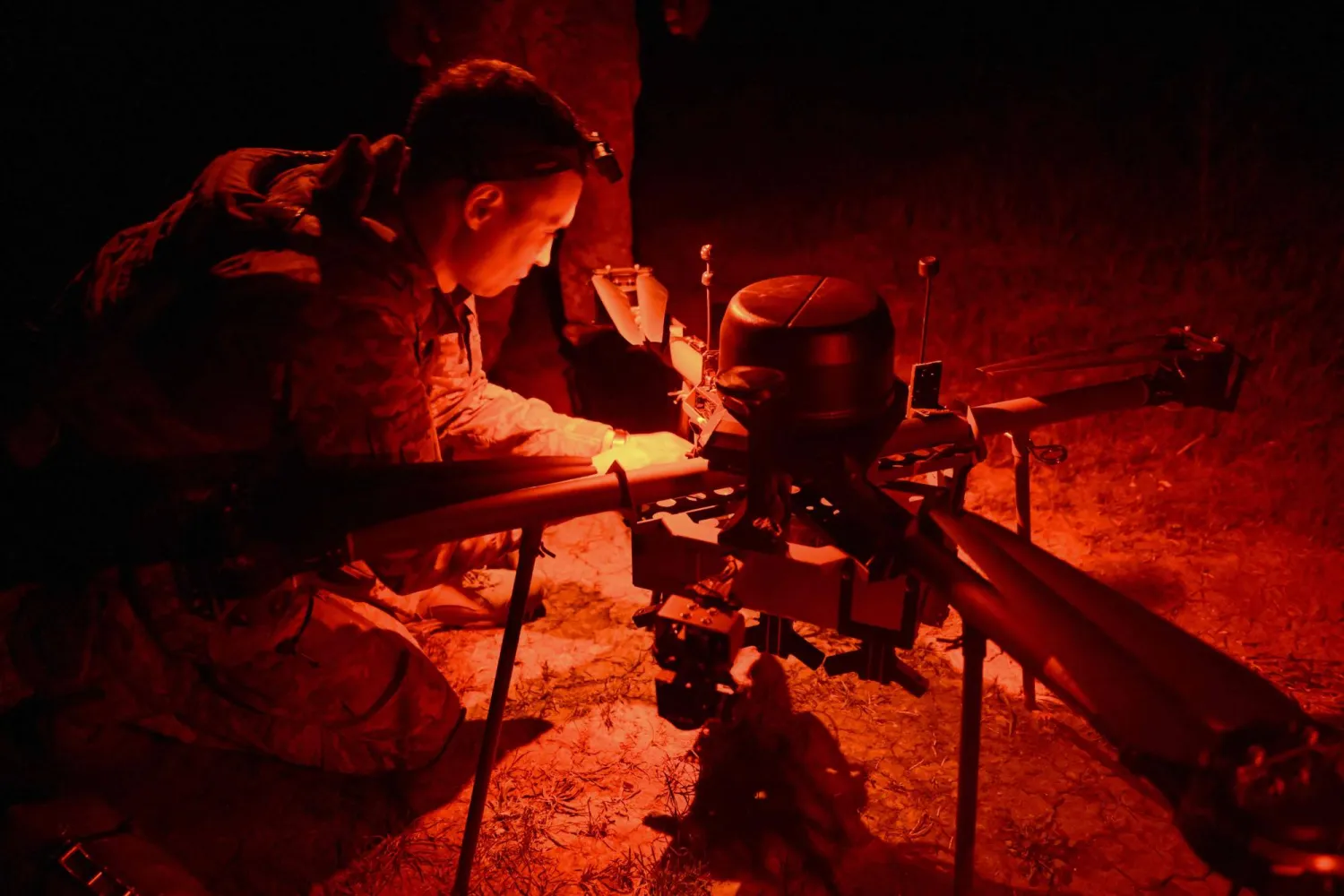 جندي أوكراني من اللواء الميكانيكي الرابع والعشرين يُجهّز مسيرة ماغورا الليلية للتحليق نحو خط المواجهة في منطقة تشاسيف يار (أ.ف.ب)