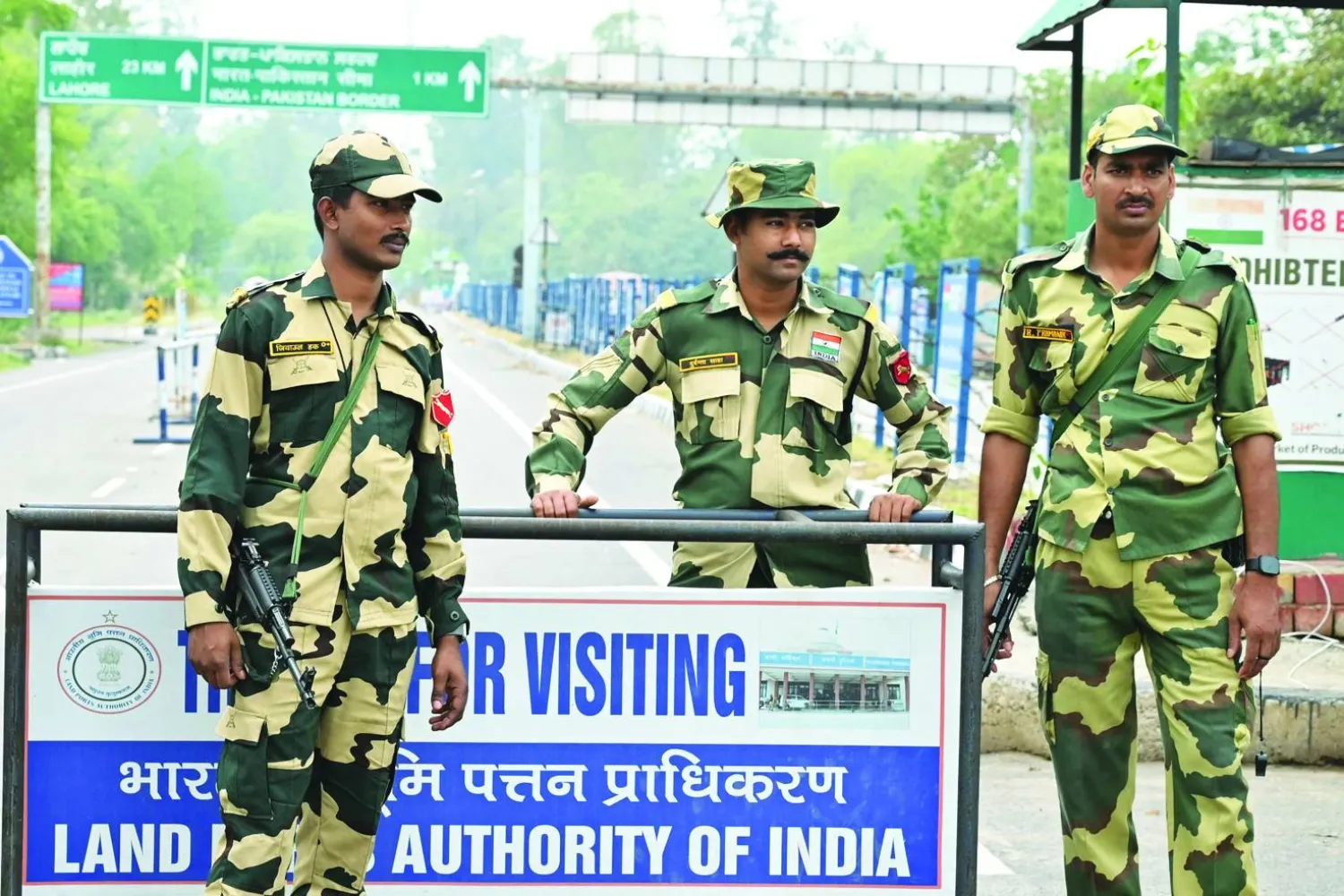 
حراس حدود هنود قرب معبر واغا الحدودي مع باكستان أمس (أ.ف.ب)